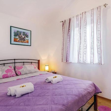 1 Bedroom Stunning Apartment In Бакараць Екстер'єр фото