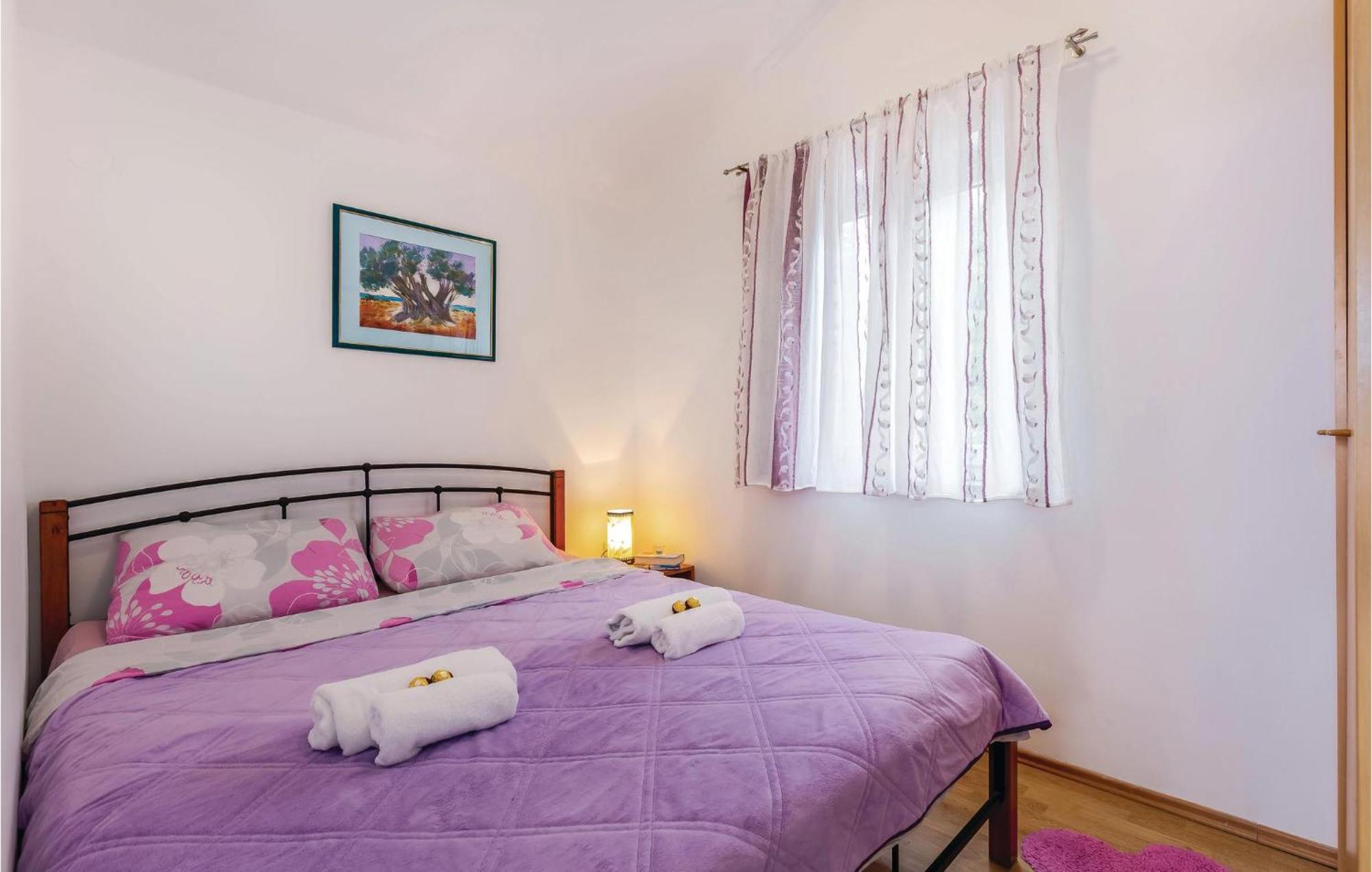 1 Bedroom Stunning Apartment In Бакараць Екстер'єр фото
