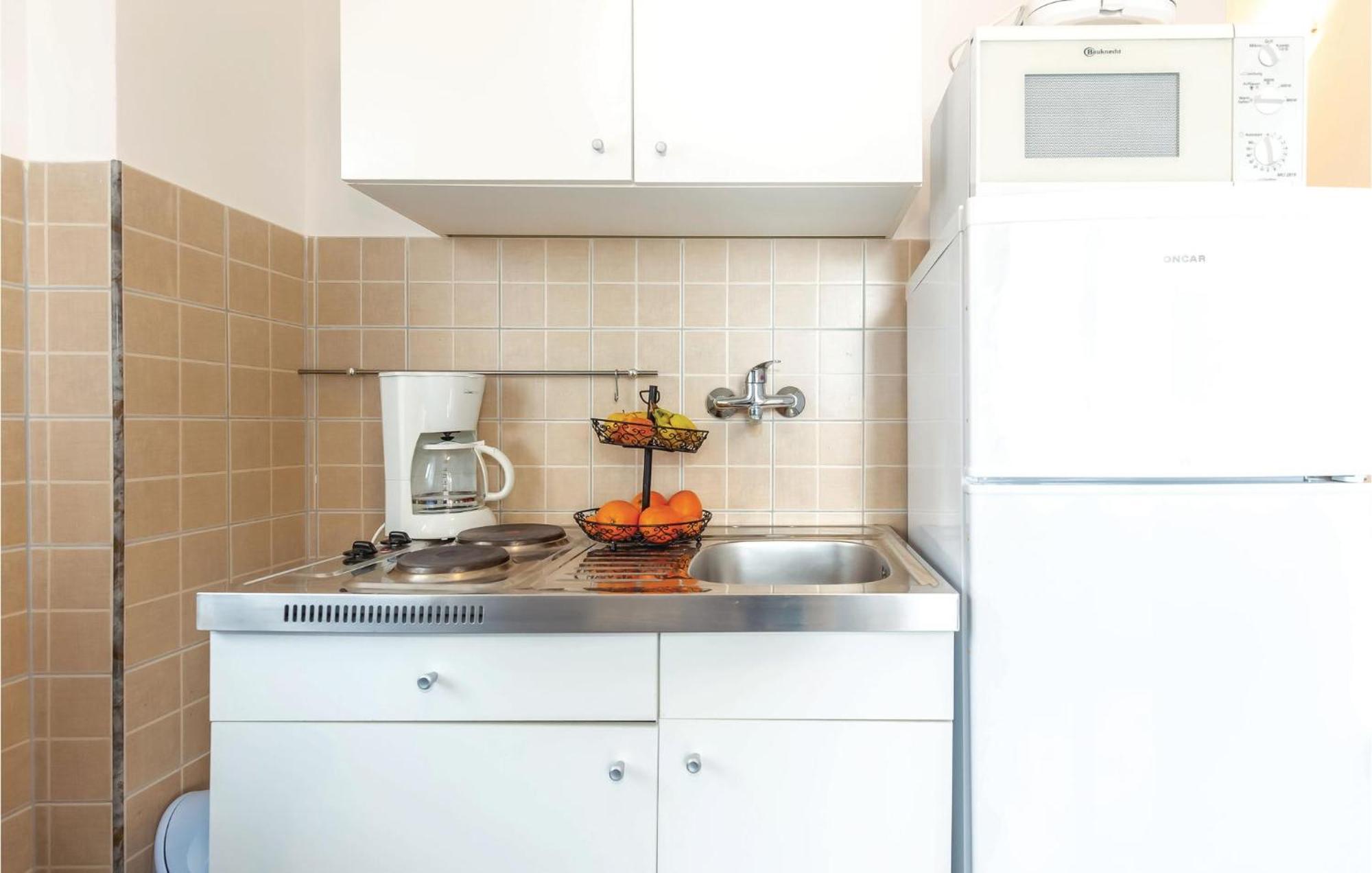 1 Bedroom Stunning Apartment In Бакараць Екстер'єр фото