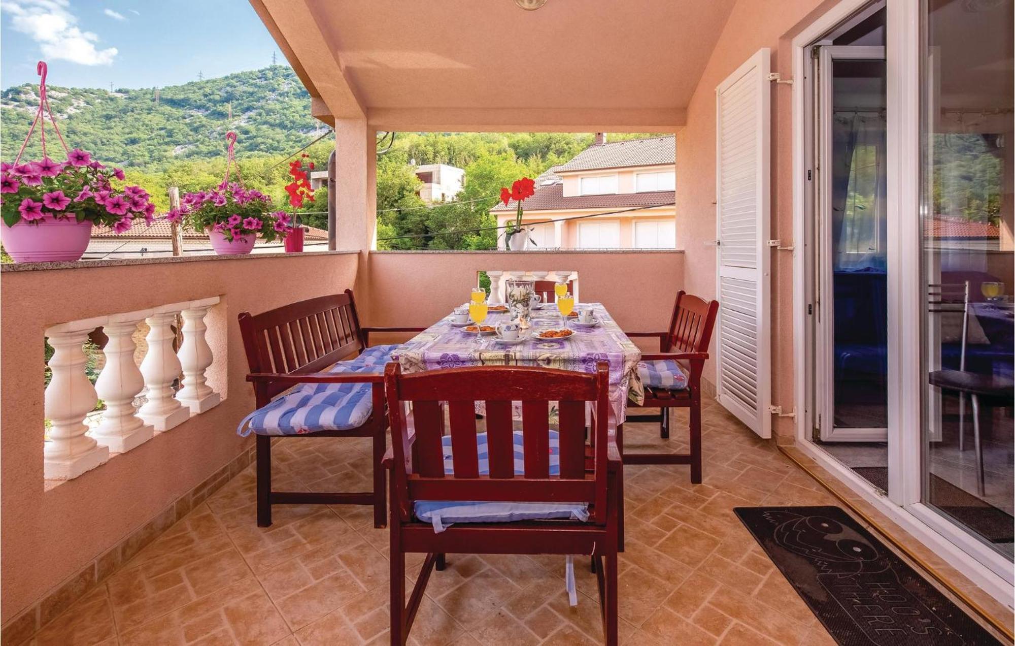 1 Bedroom Stunning Apartment In Бакараць Екстер'єр фото