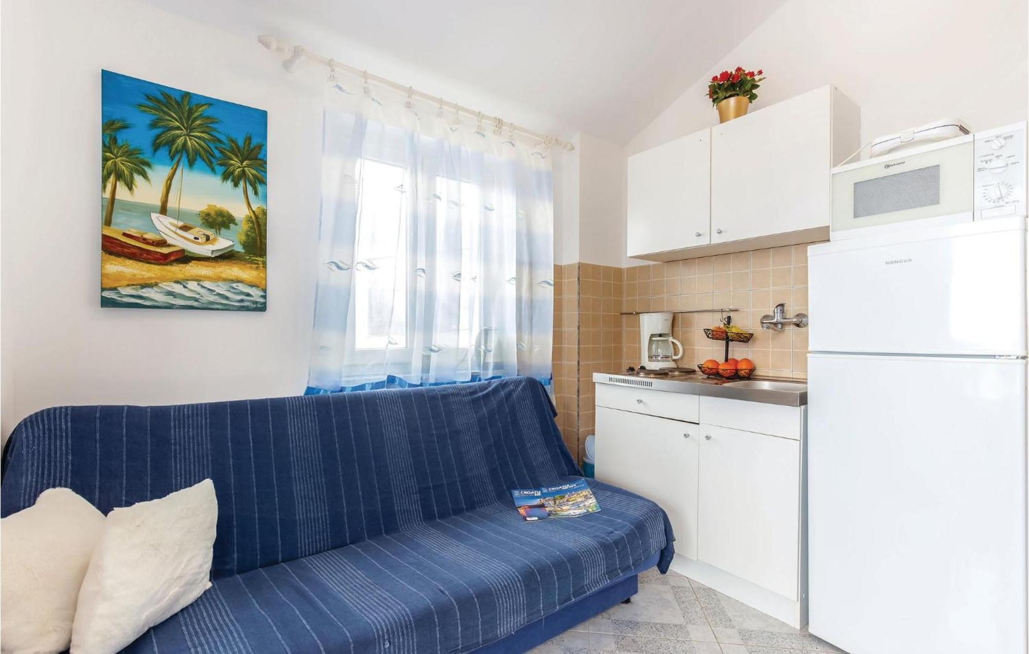 1 Bedroom Stunning Apartment In Бакараць Екстер'єр фото