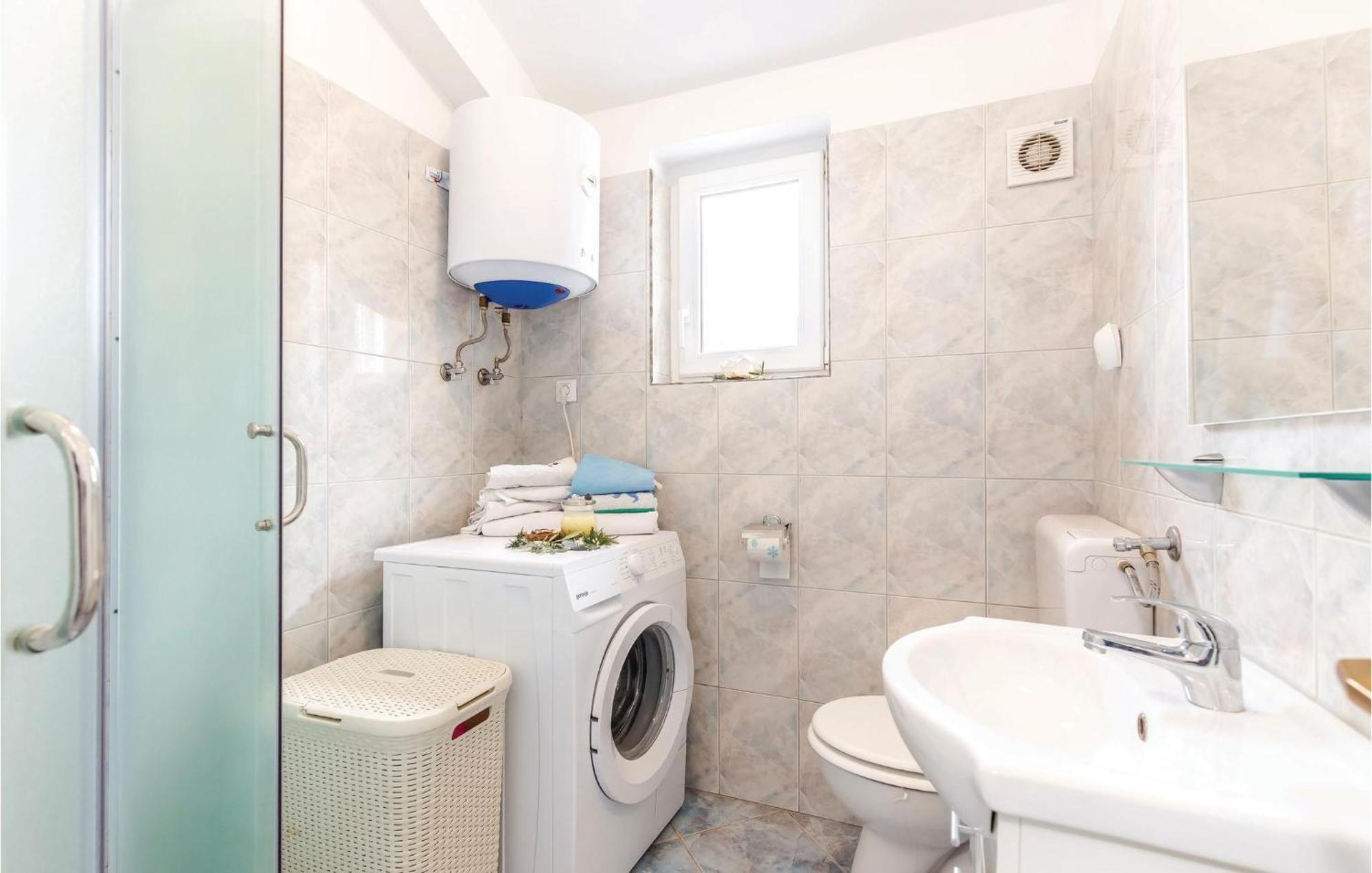 1 Bedroom Stunning Apartment In Бакараць Екстер'єр фото