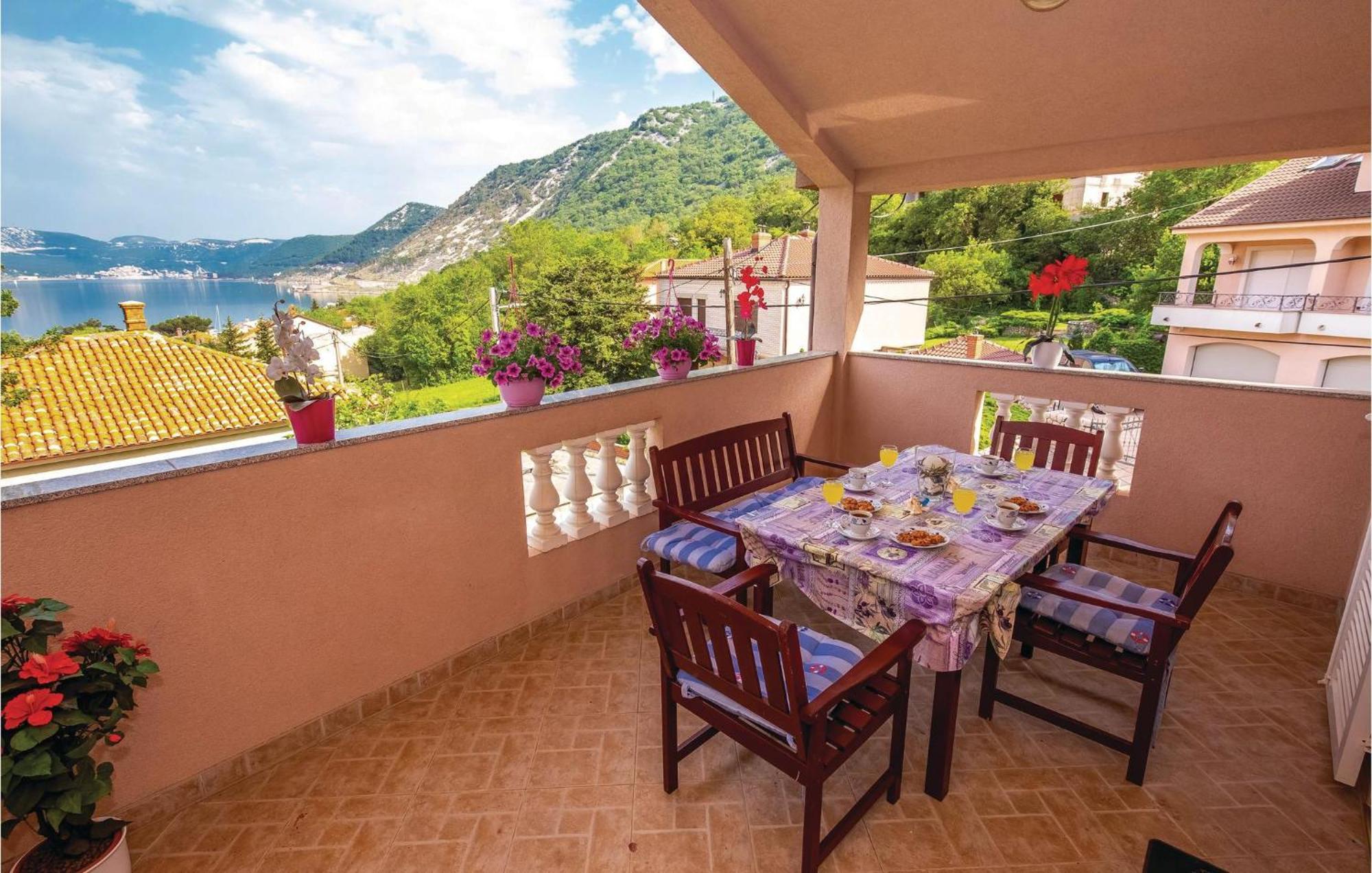 1 Bedroom Stunning Apartment In Бакараць Екстер'єр фото