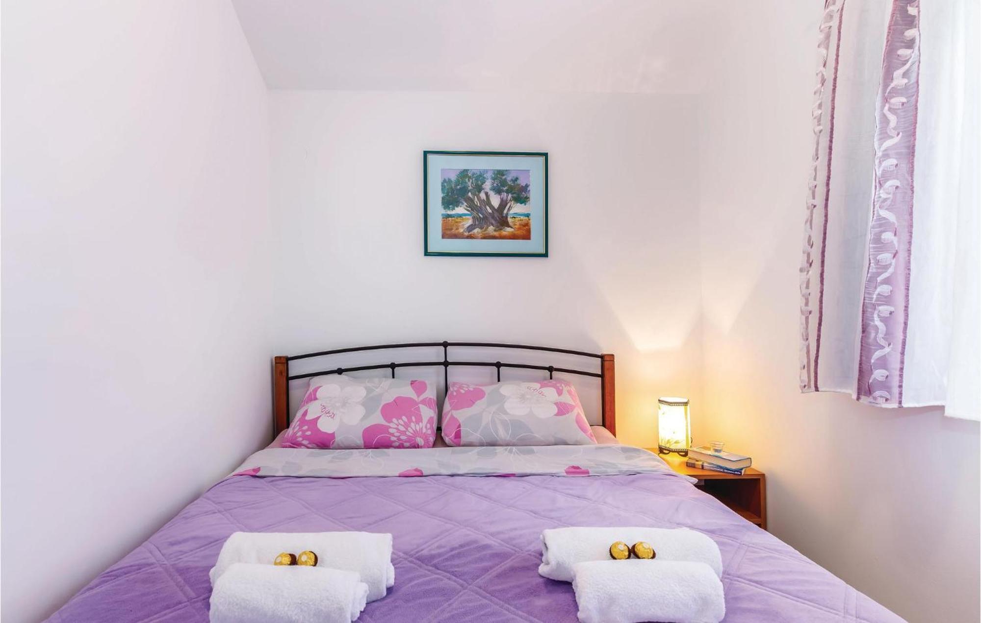 1 Bedroom Stunning Apartment In Бакараць Екстер'єр фото
