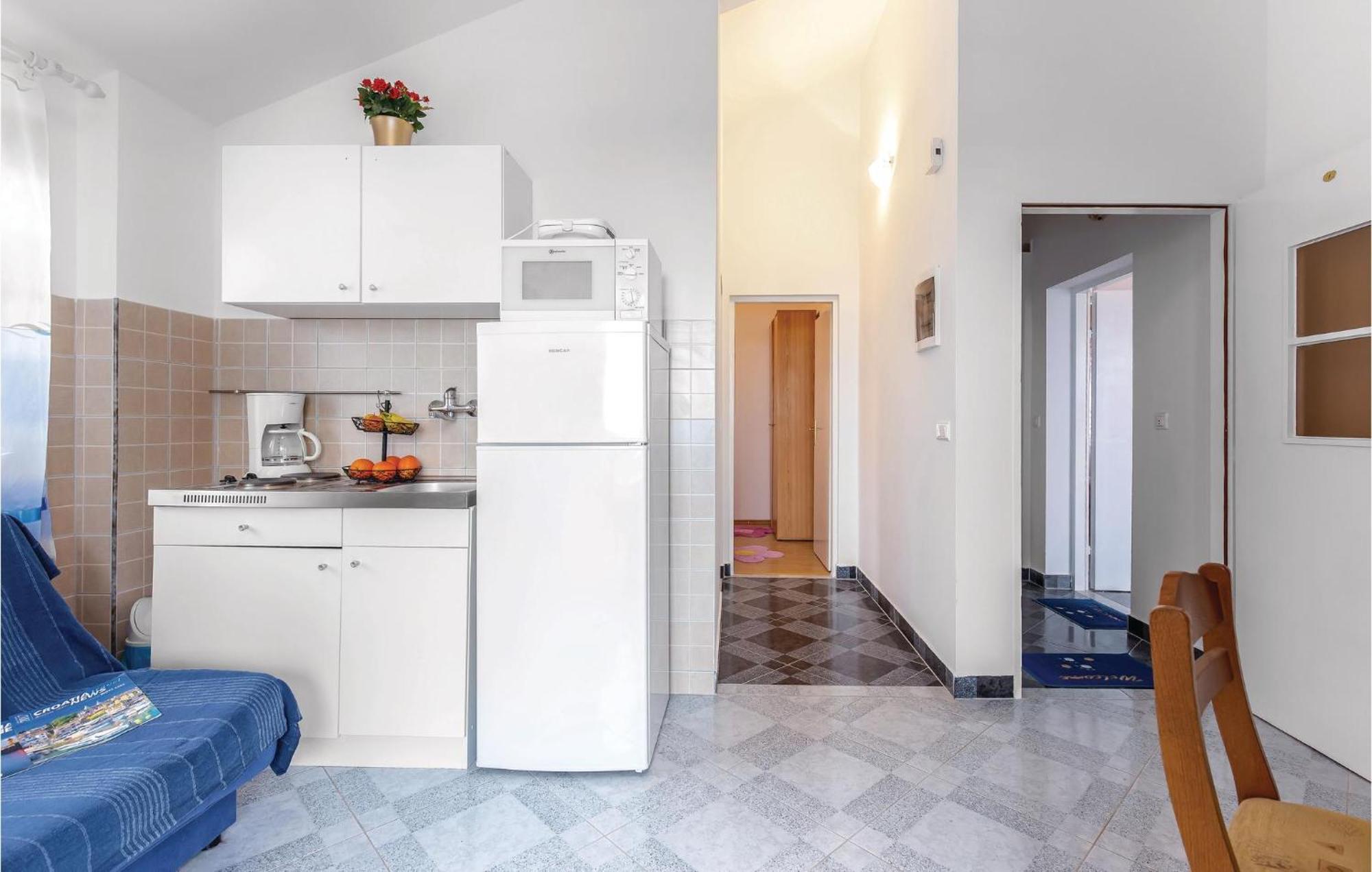 1 Bedroom Stunning Apartment In Бакараць Екстер'єр фото