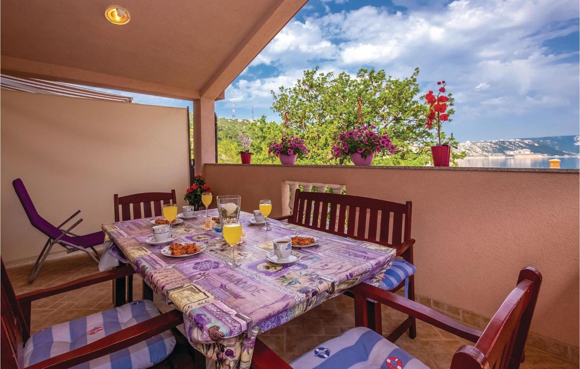 1 Bedroom Stunning Apartment In Бакараць Екстер'єр фото