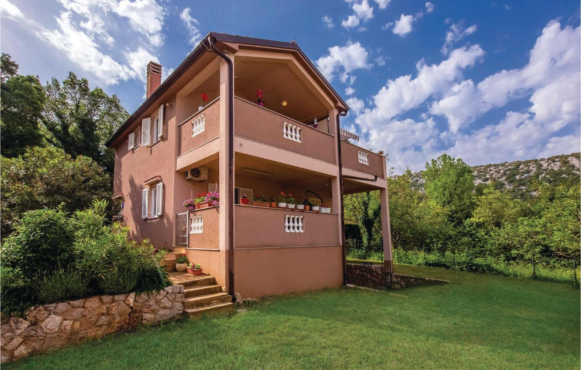 1 Bedroom Stunning Apartment In Бакараць Екстер'єр фото